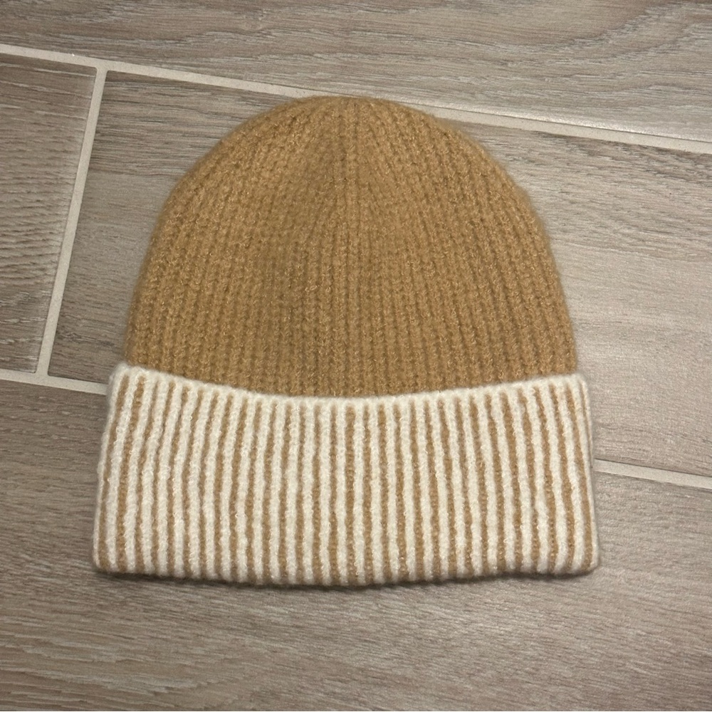 Free people beanie (tan and white)
